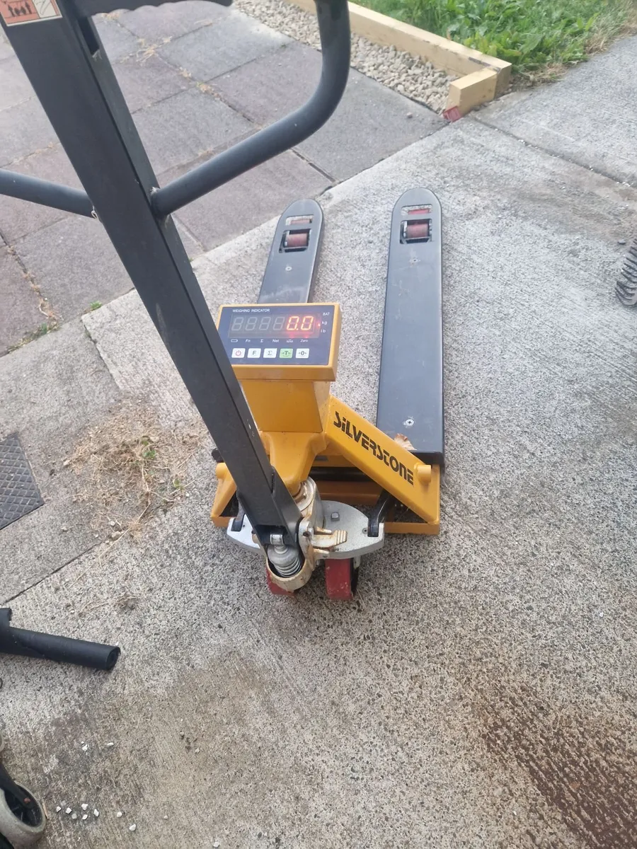 SILVERSTONE PALLET TRUCK WITH DIGITAL WEIGHT DISPL - Image 2