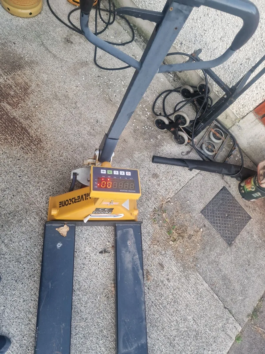SILVERSTONE PALLET TRUCK WITH DIGITAL WEIGHT DISPL - Image 1
