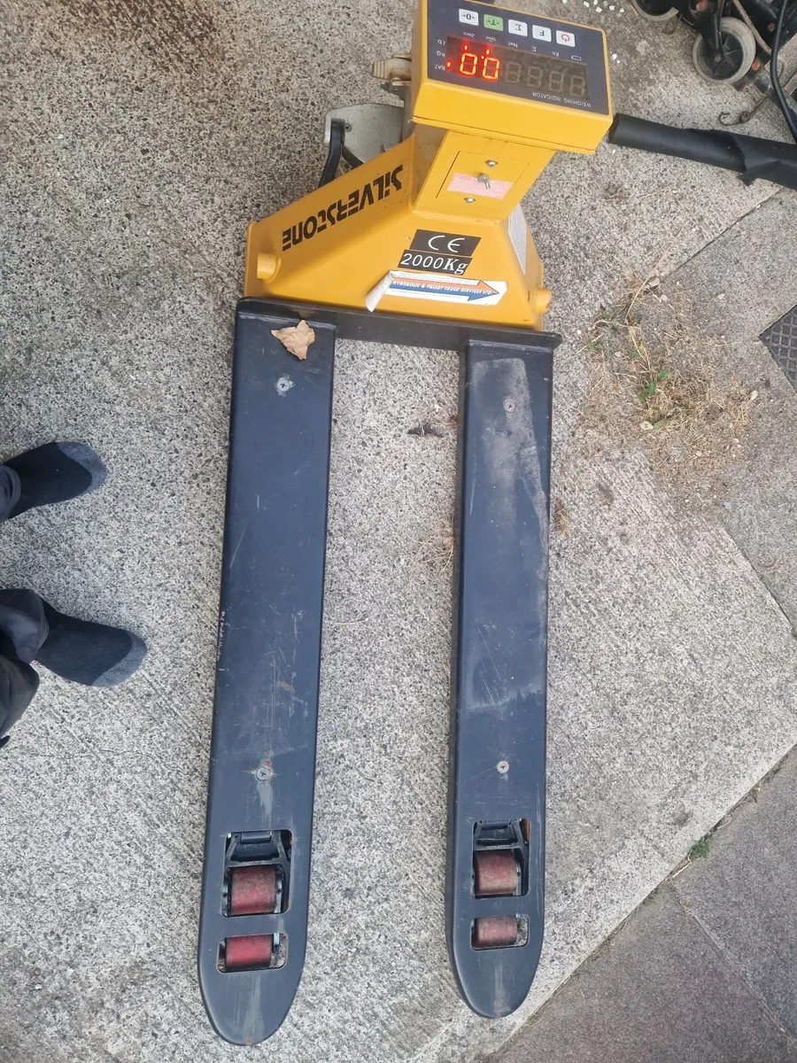 SILVERSTONE PALLET TRUCK WITH DIGITAL WEIGHT DISPL - Image 3
