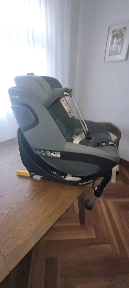 Maxi-cosi Family 360 Base & Maxi-Cosi Seat - Image 1