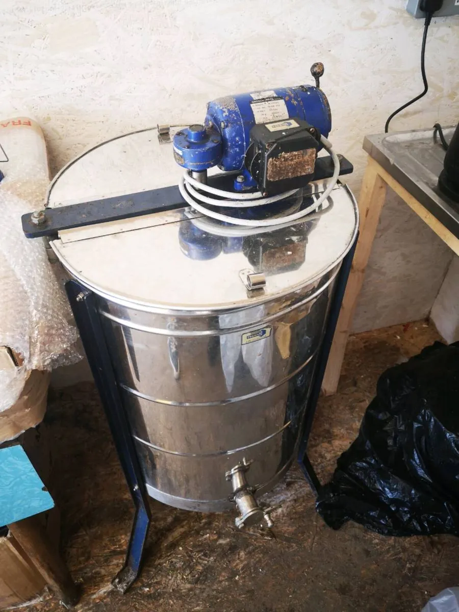 Honey extractor and settling tank - Image 1