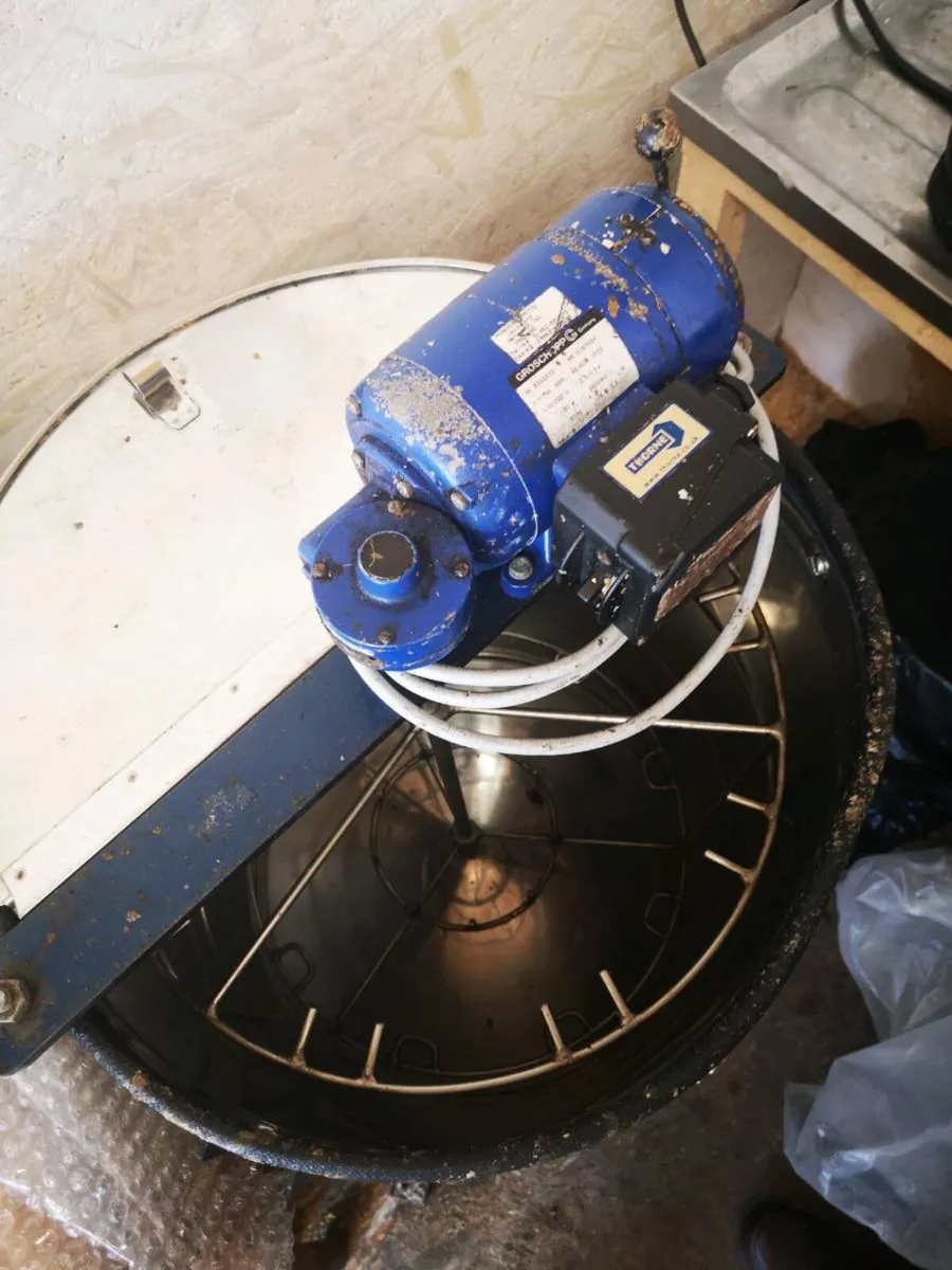 Honey extractor and settling tank - Image 2