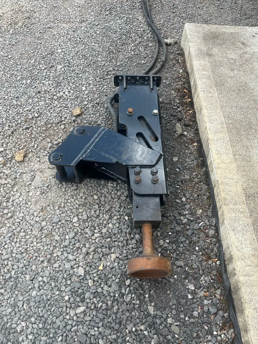 Post driver for mini digger - Image 1