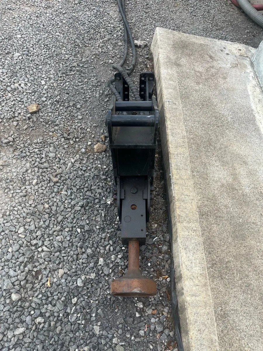 Post driver for mini digger - Image 3