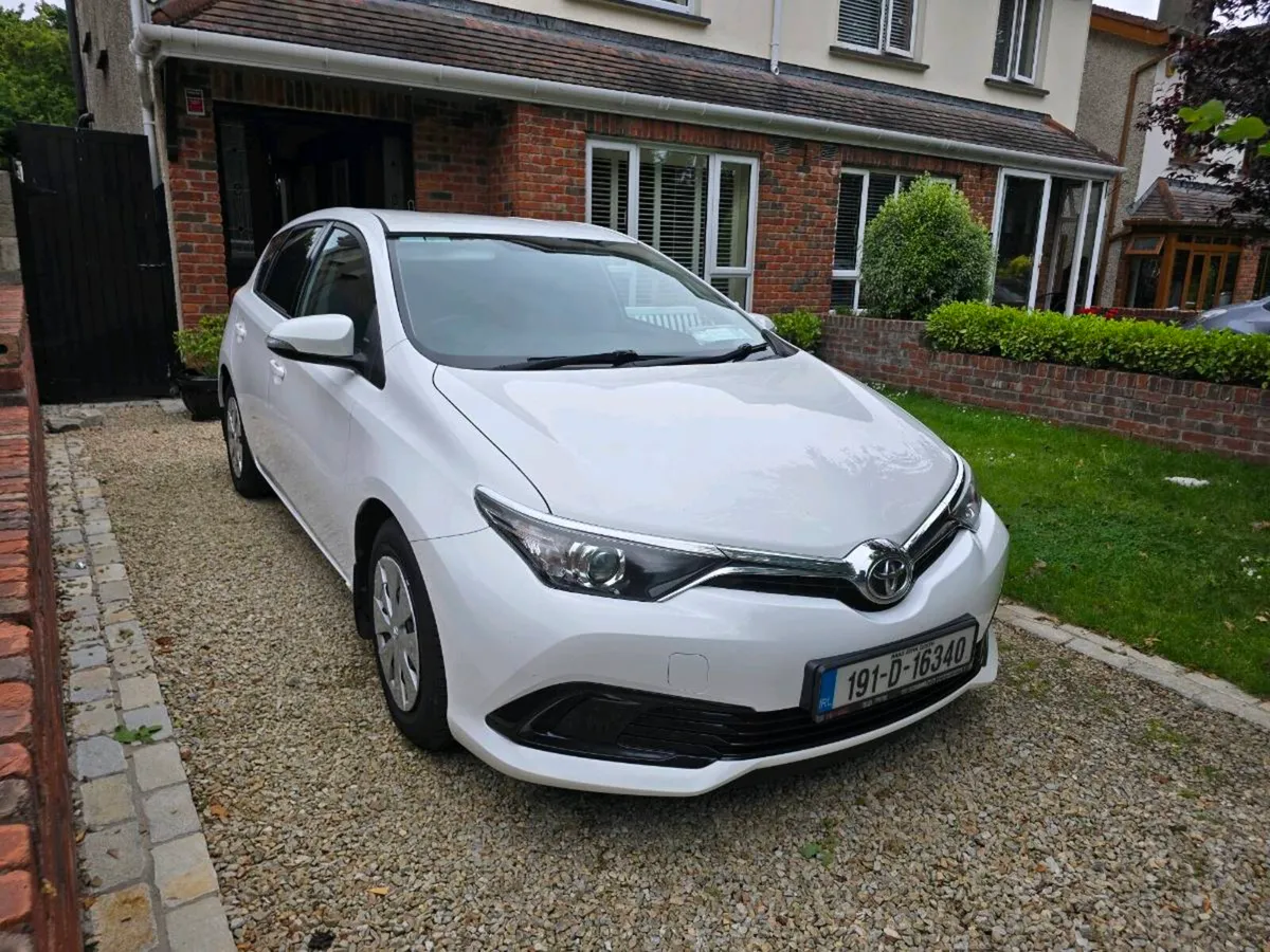 Tyota Auris - Image 1