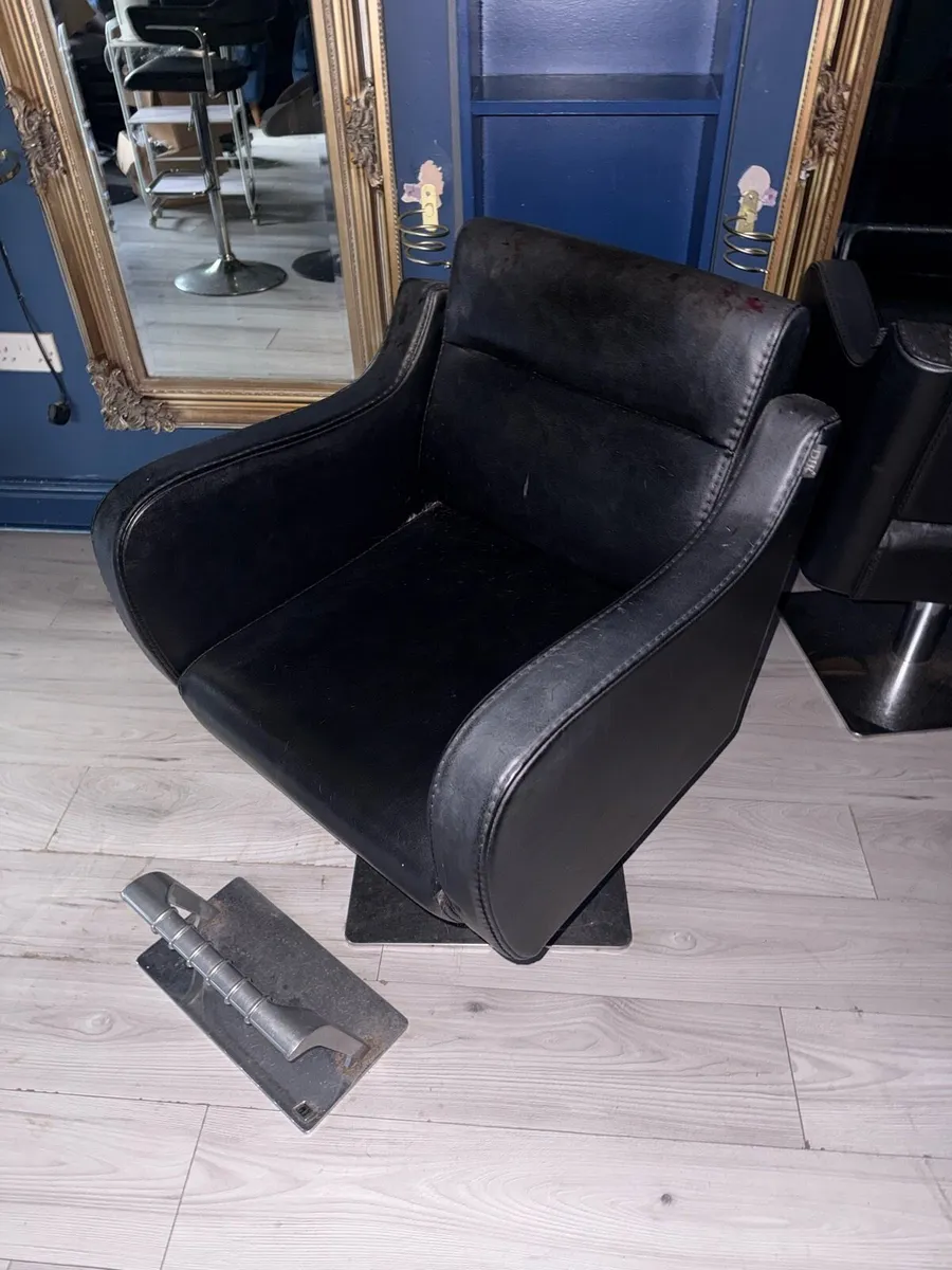Hairdressing chairs - Image 1