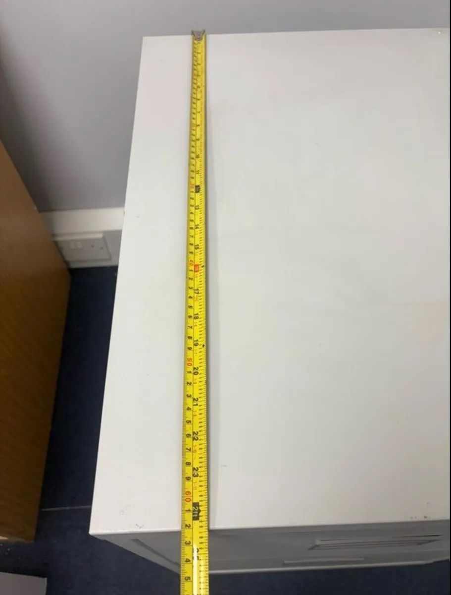 Steel filing cabinet with key - like new - Image 3