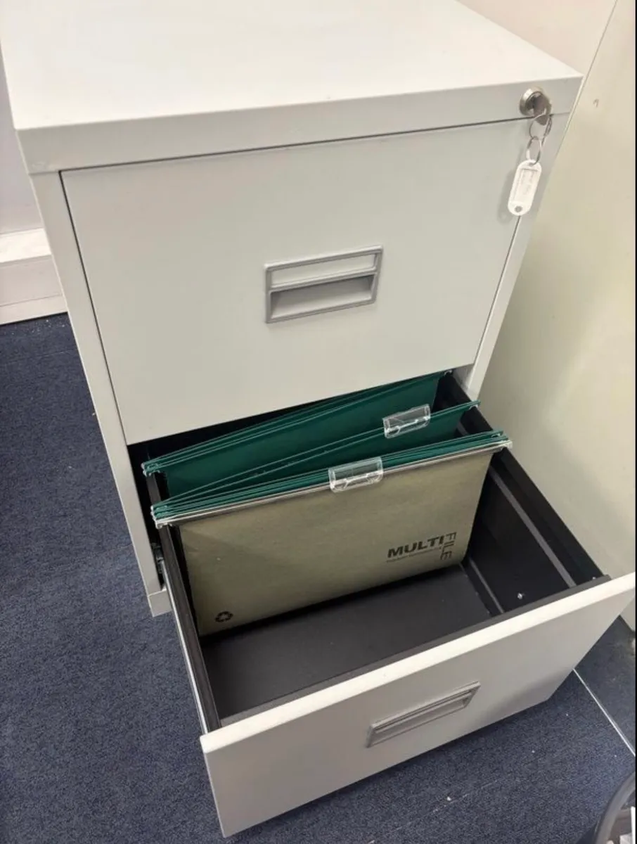 Steel filing cabinet with key - like new - Image 1