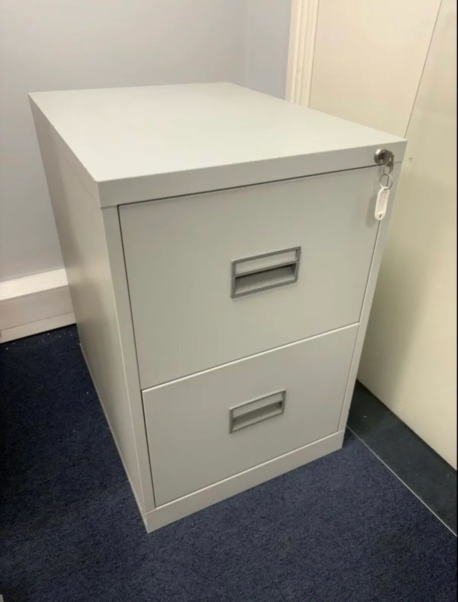 Steel filing cabinet with key - like new - Image 2