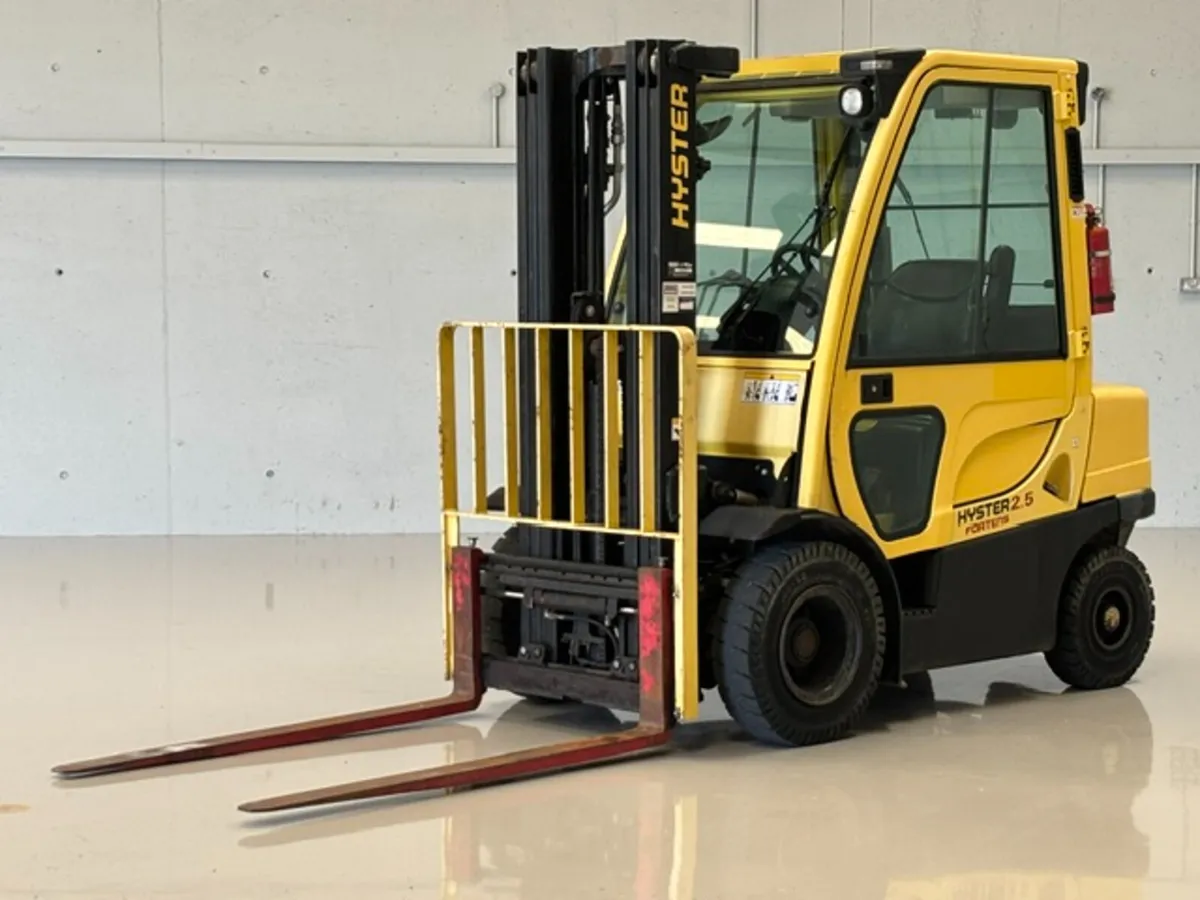 2009 HYSTER 2.5 TON FORK-LIFT - Image 3