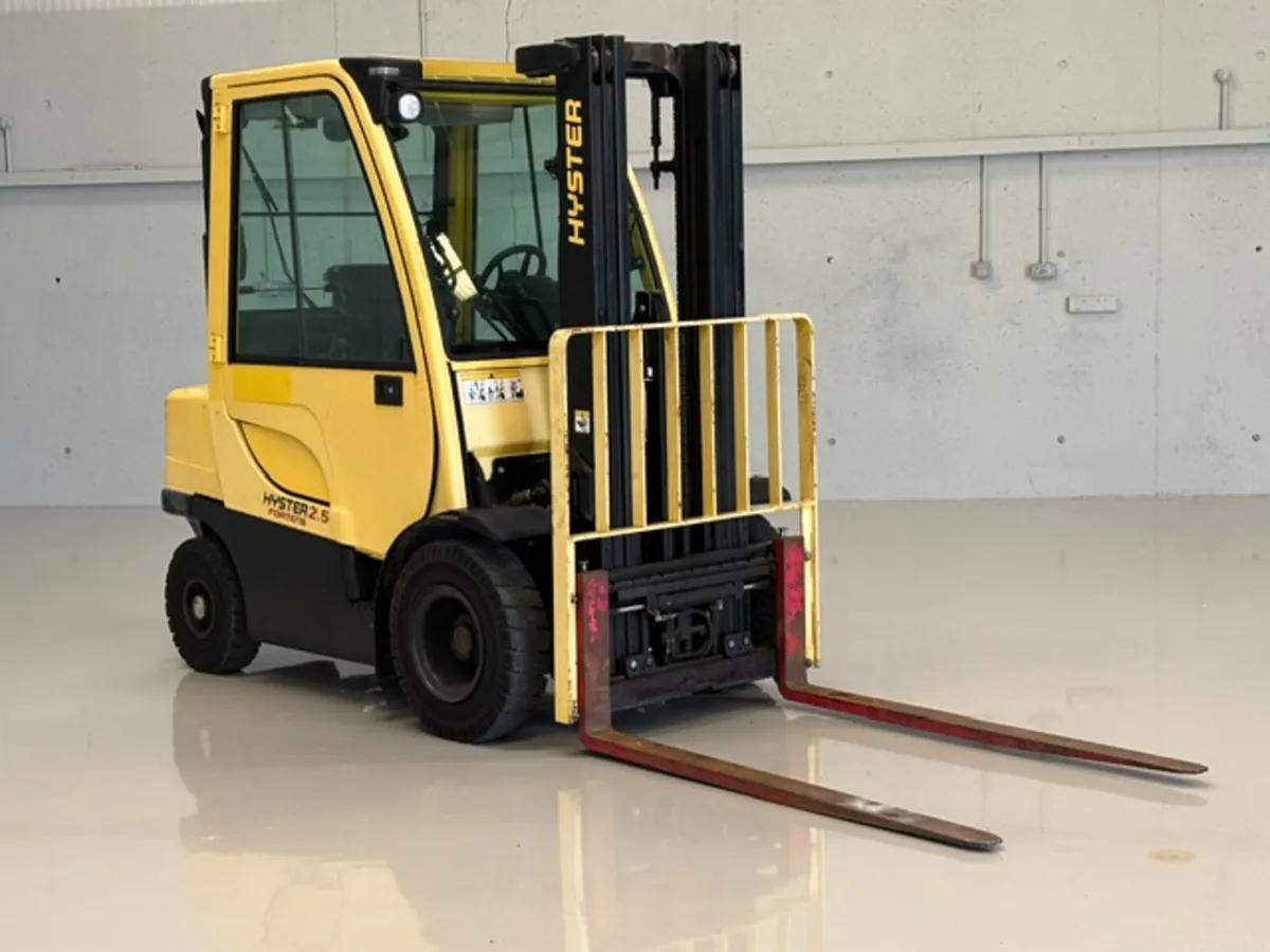 2009 HYSTER 2.5 TON FORK-LIFT - Image 1