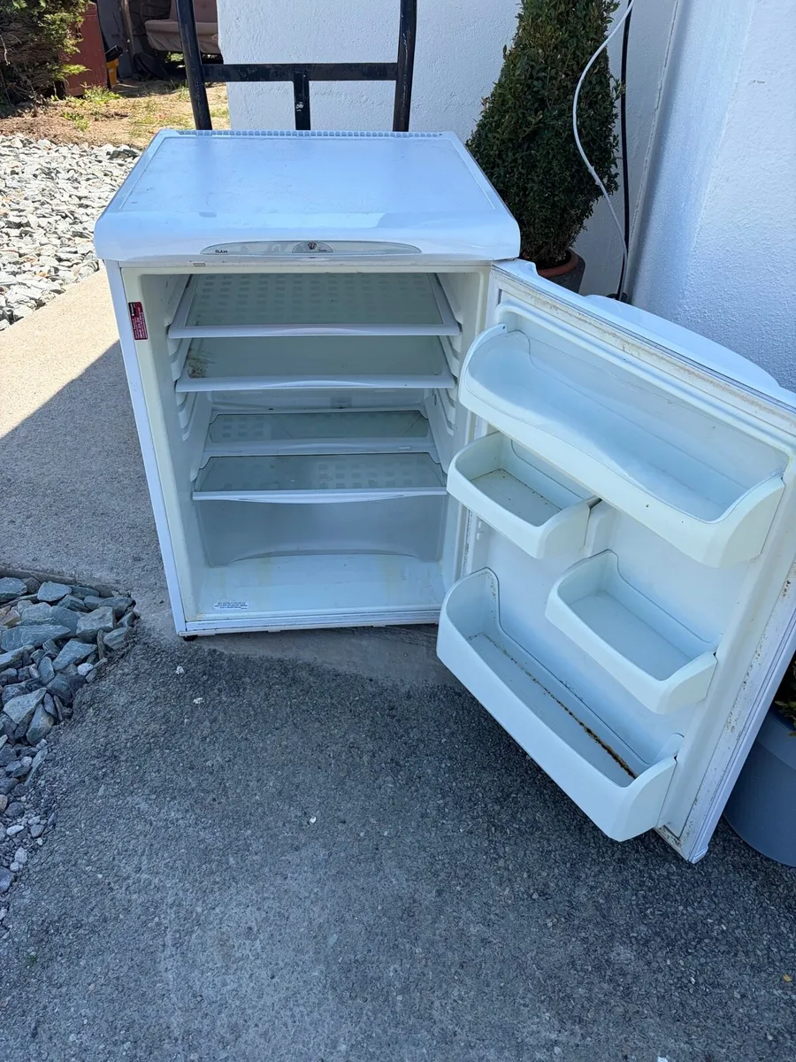 hotpoint fridge under counter €70 - Image 1