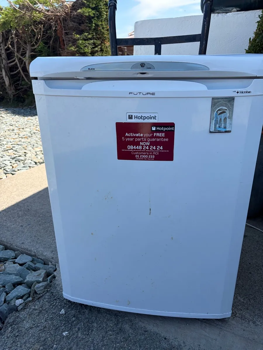 hotpoint fridge under counter €70 - Image 2