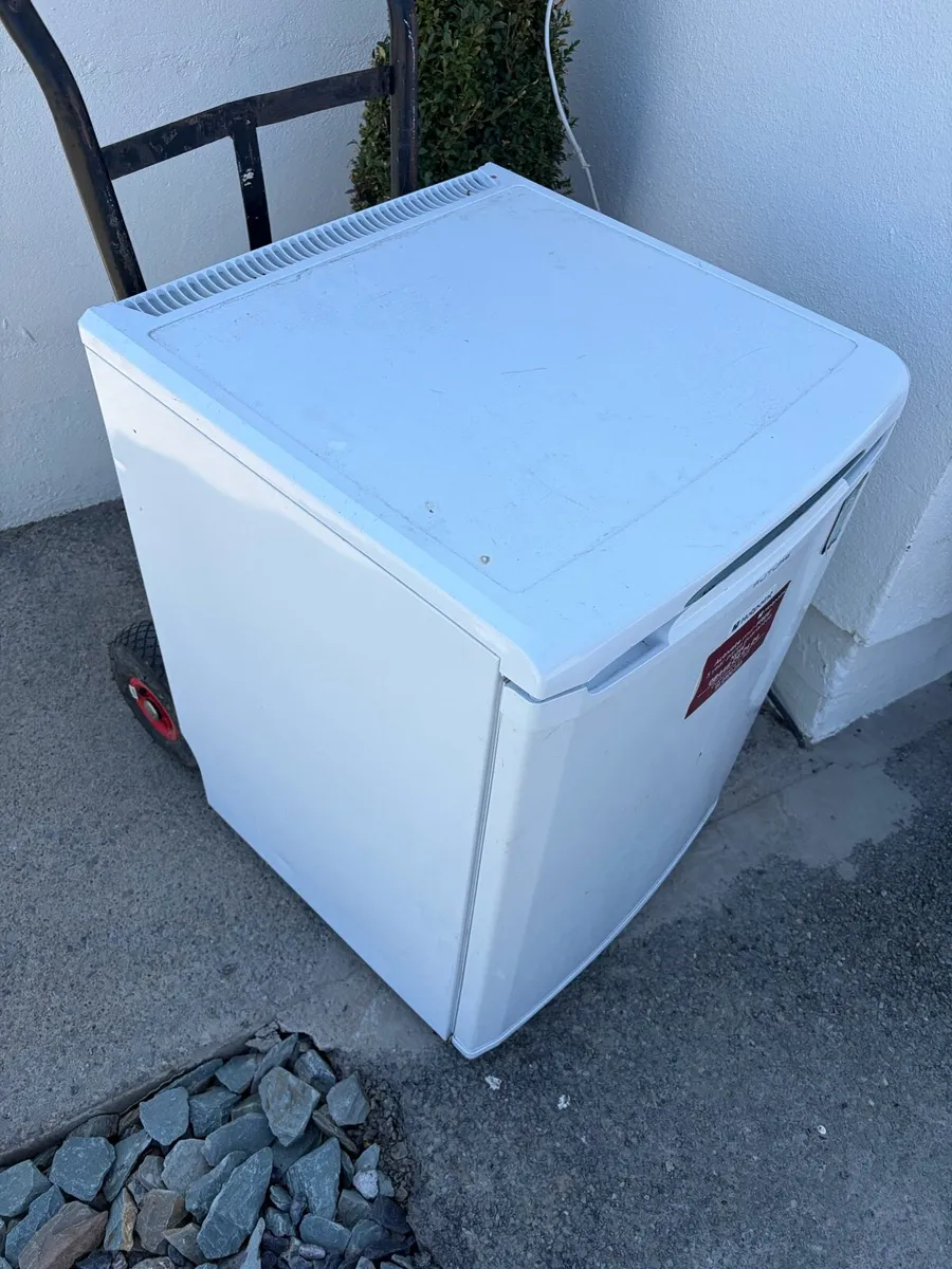 hotpoint fridge under counter €70 - Image 3