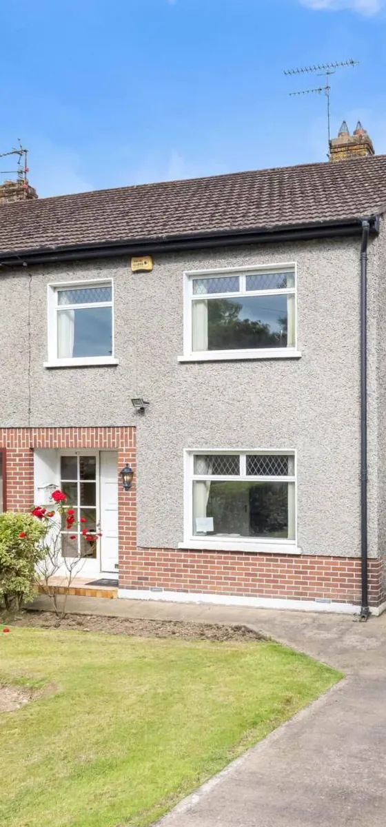 7 windows and a solid wood door - Image 1