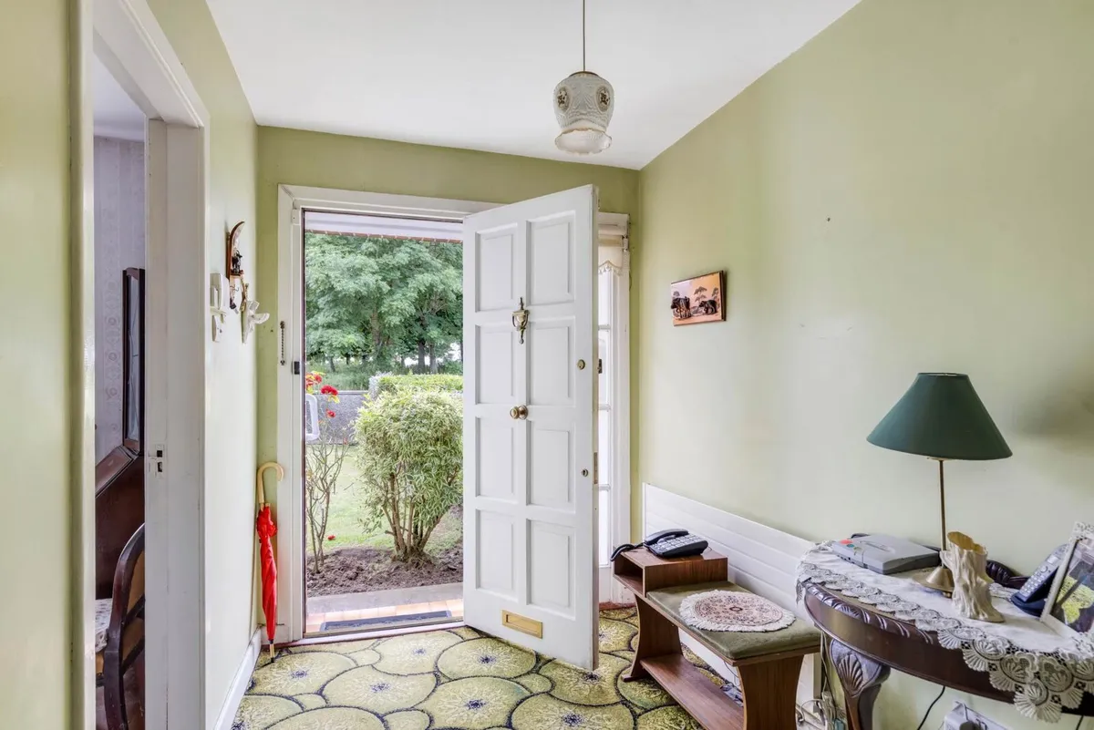 7 windows and a solid wood door - Image 3