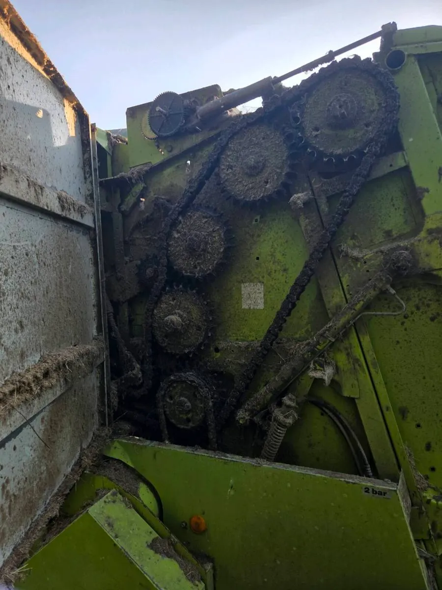 Claas Rollant 46 round baler hedgecutter & trailer - Image 4