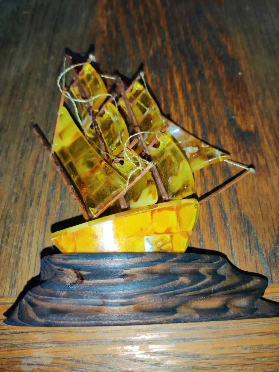 RARE, 14TH CENTURY REAL AMBER, 10"Tall Viking Boat - Image 4