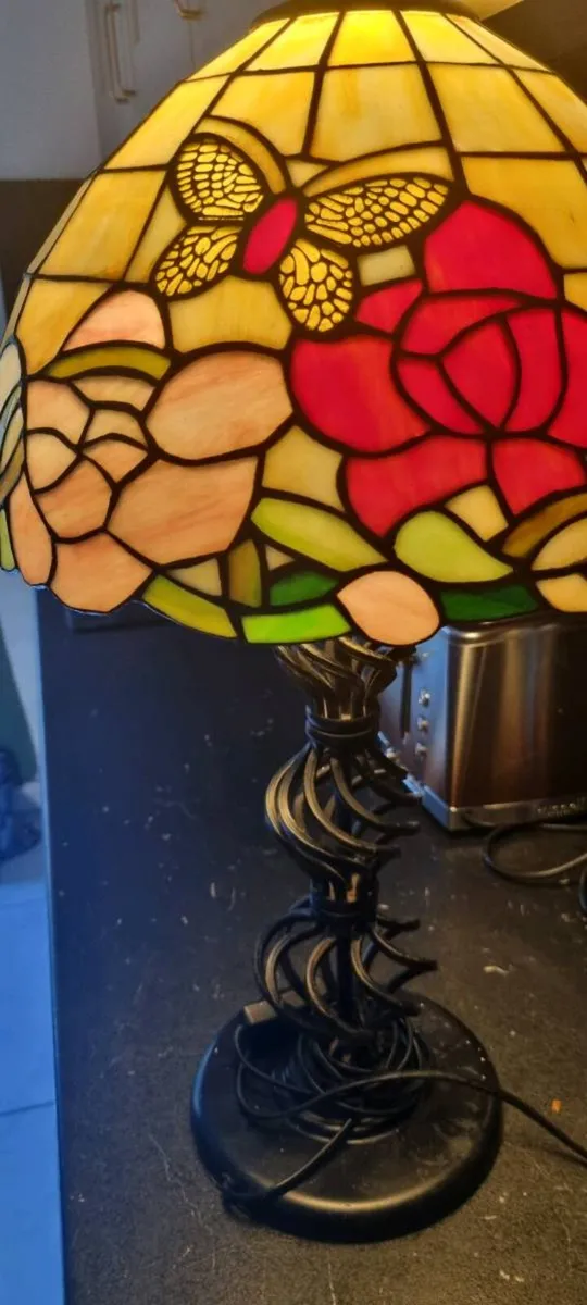 STUNNING TIFFANY STYLE TABLE LAMP - Image 4