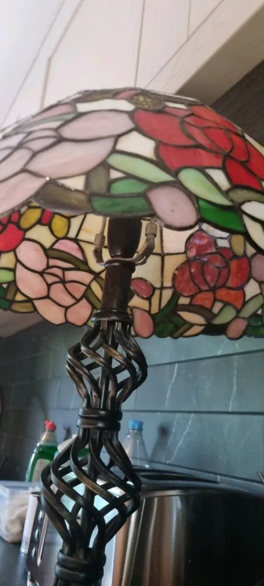 STUNNING TIFFANY STYLE TABLE LAMP - Image 1