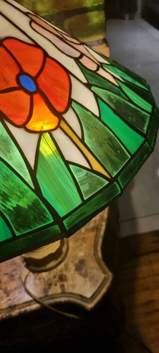 STUNNING STAINED GLASS POPPY LAMP - Image 4