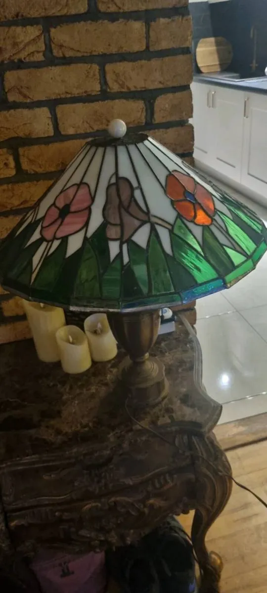 STUNNING STAINED GLASS POPPY LAMP - Image 2