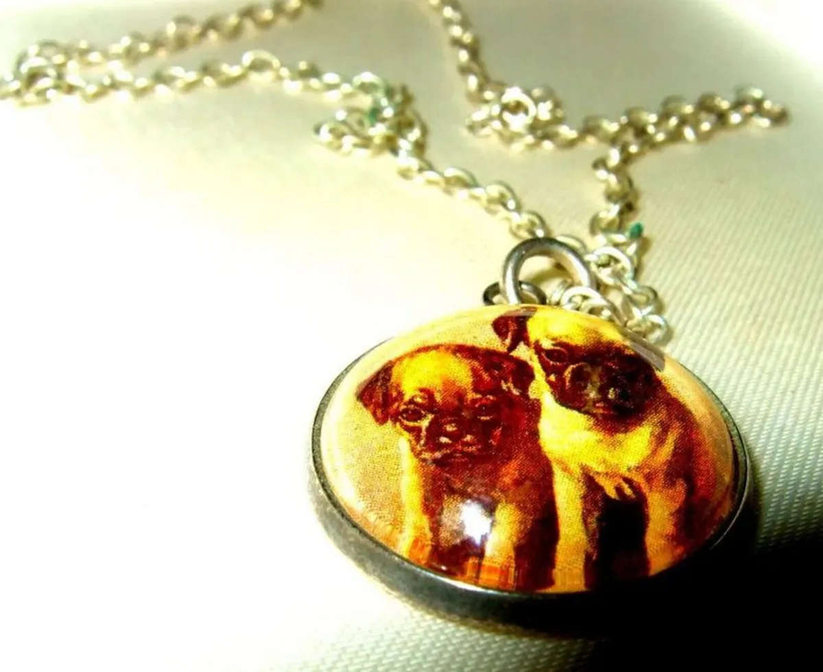 Vintage Cabouchon Pendant & Silver Chain - Image 2