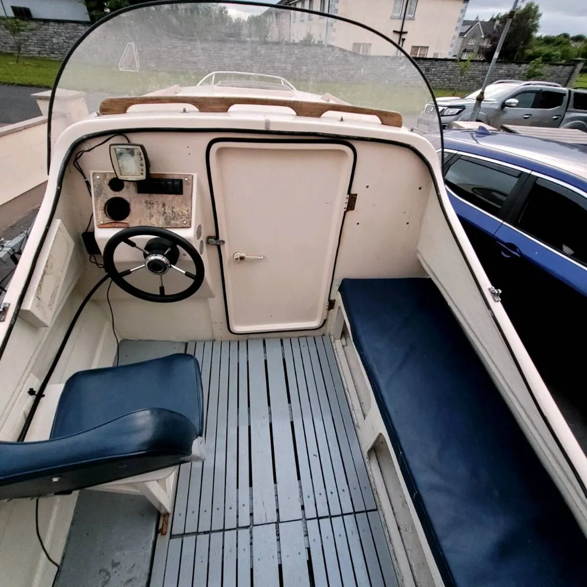 Shetland 535 cabin boat tiki Galvanised trailer - Image 2