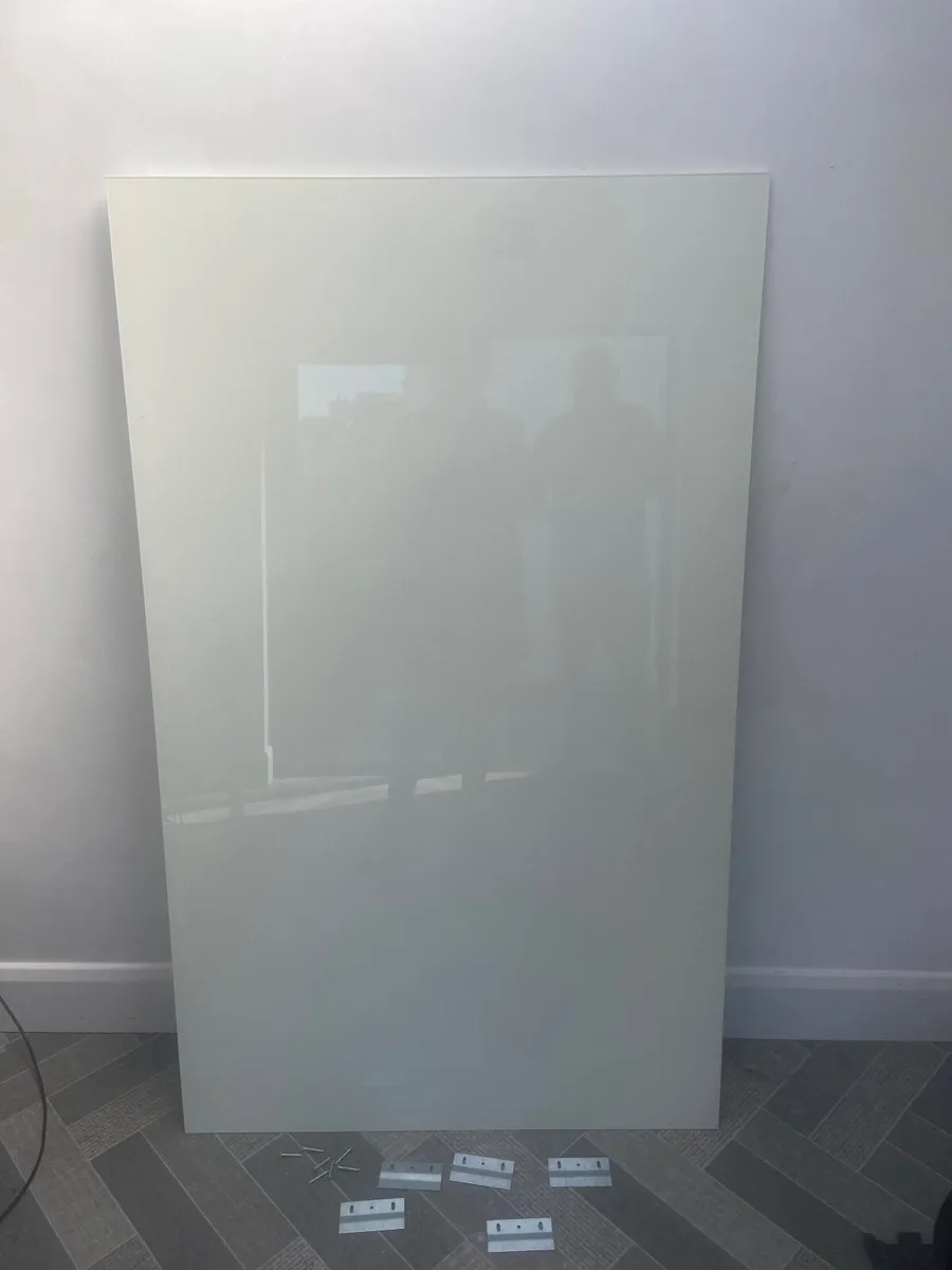Dry wipe glass board