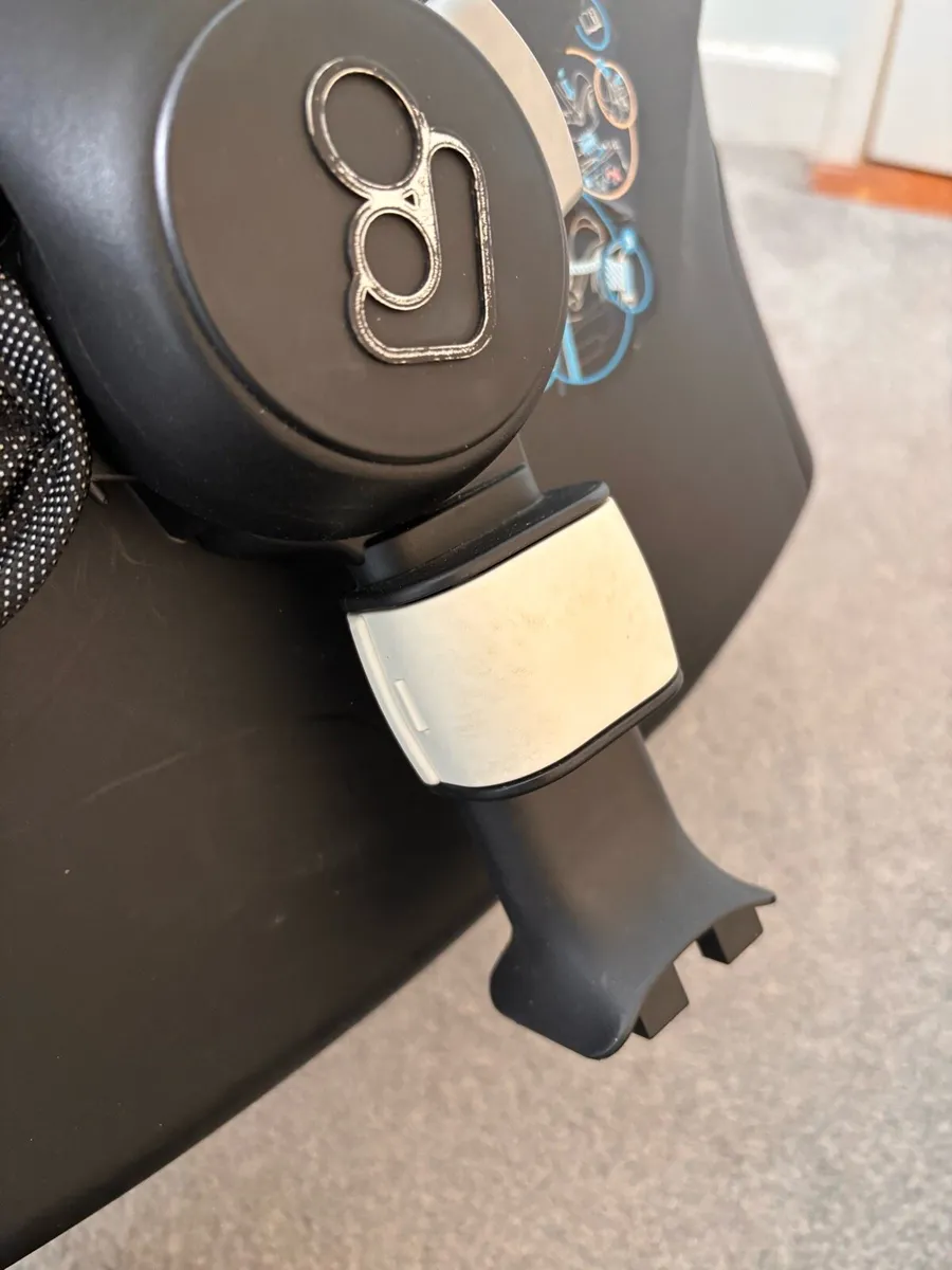 Maxi Cosi Car Seat - Image 4