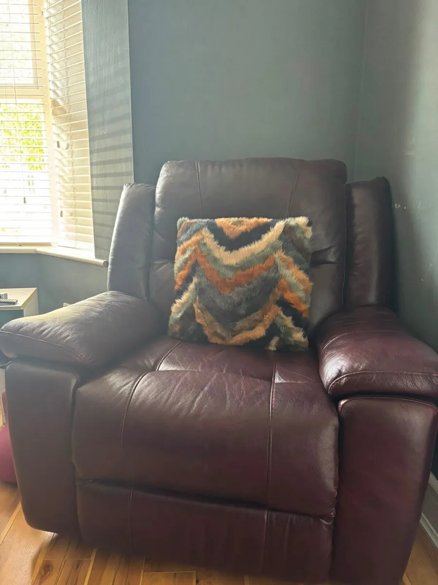 Single seater corner couch faux leather - Image 2