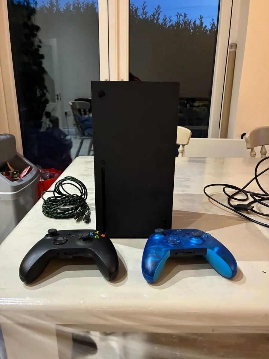 XBOX SERIES X 1TB - 2x Controllers - Image 1
