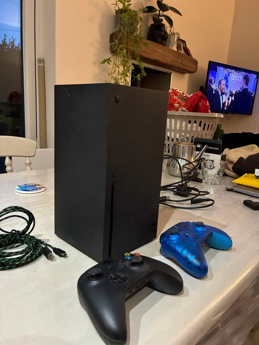 XBOX SERIES X 1TB - 2x Controllers - Image 2