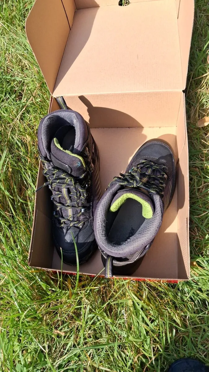 Hiking boots - Image 2