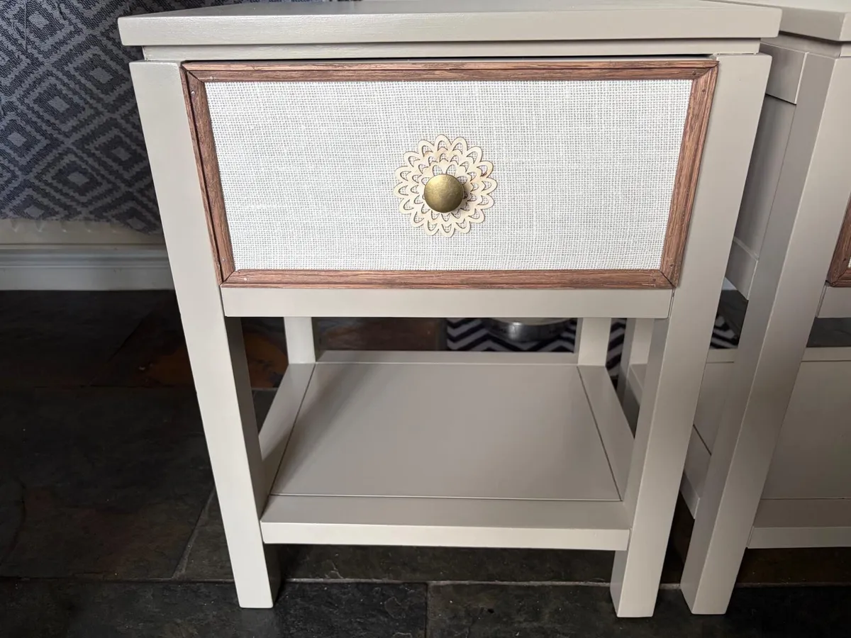 Pair of bedside drawers - Image 2