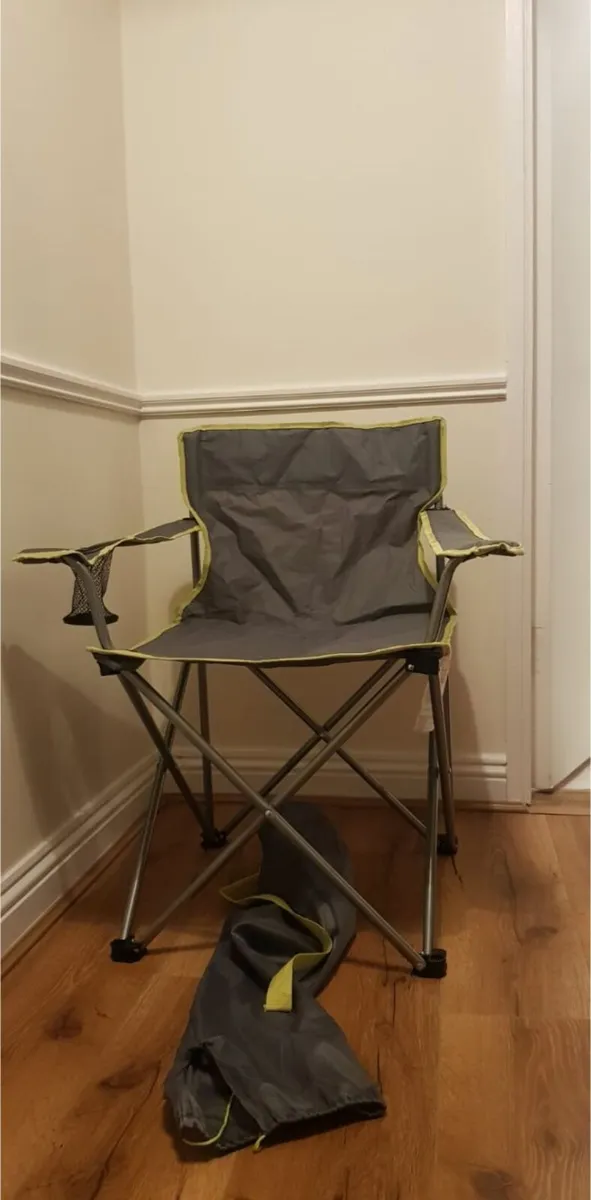 Camping chair with cup holder and bag - Image 1