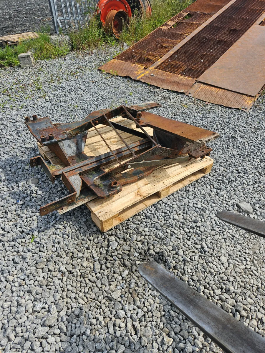 Loader brackets 10 Series Ford - Image 3