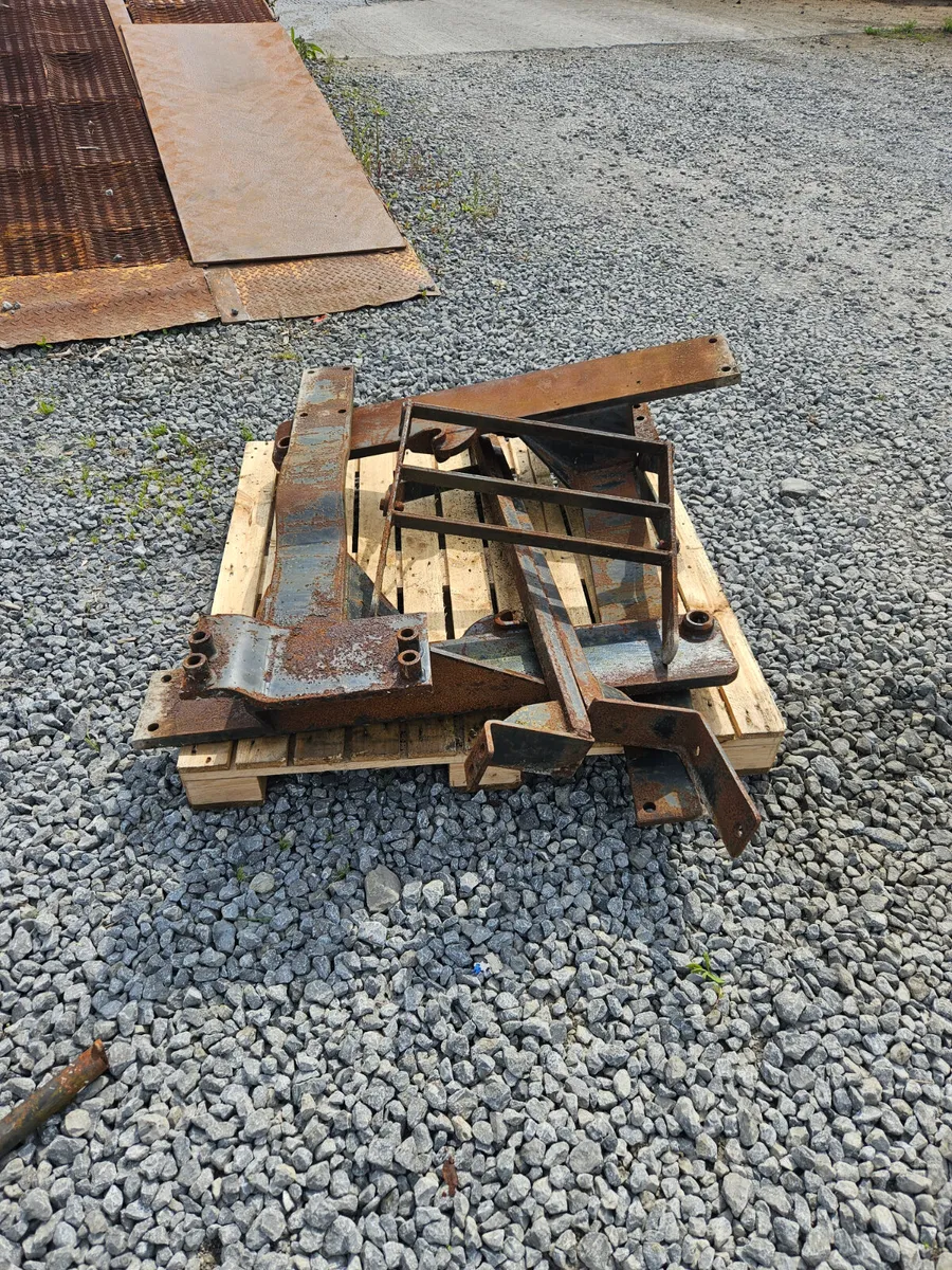 Loader brackets 10 Series Ford - Image 2