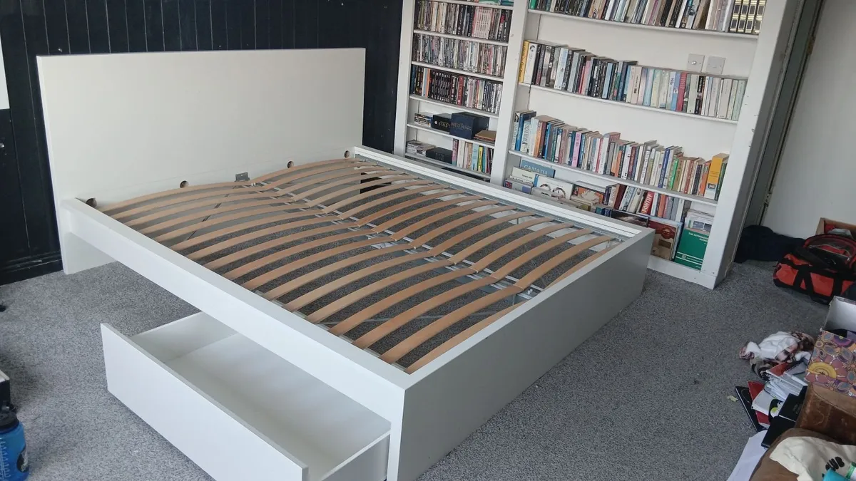 Queen size bed frame - Image 2