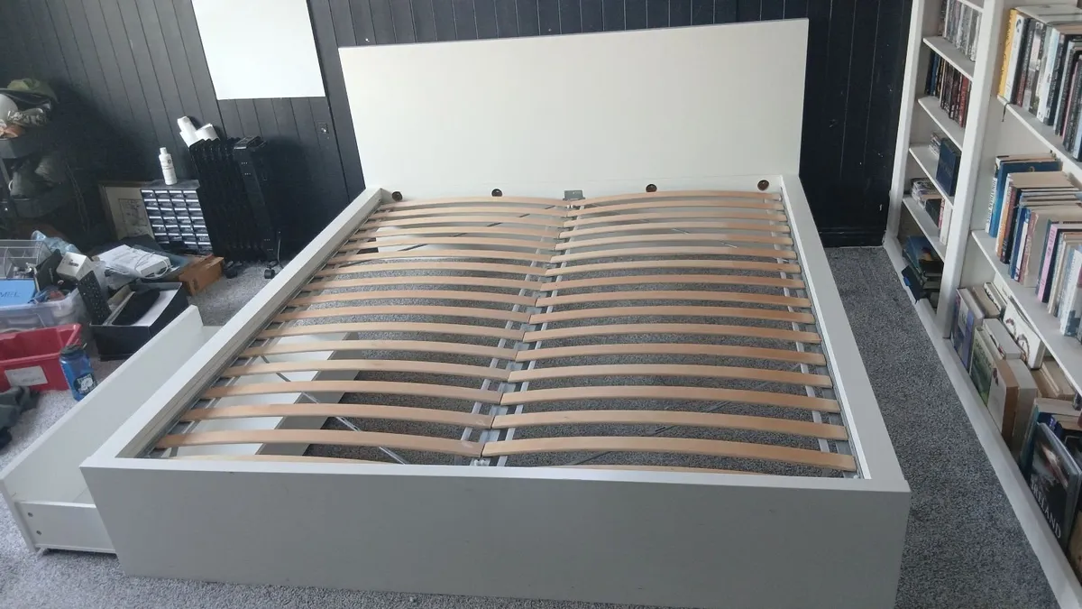 Queen size bed frame - Image 3