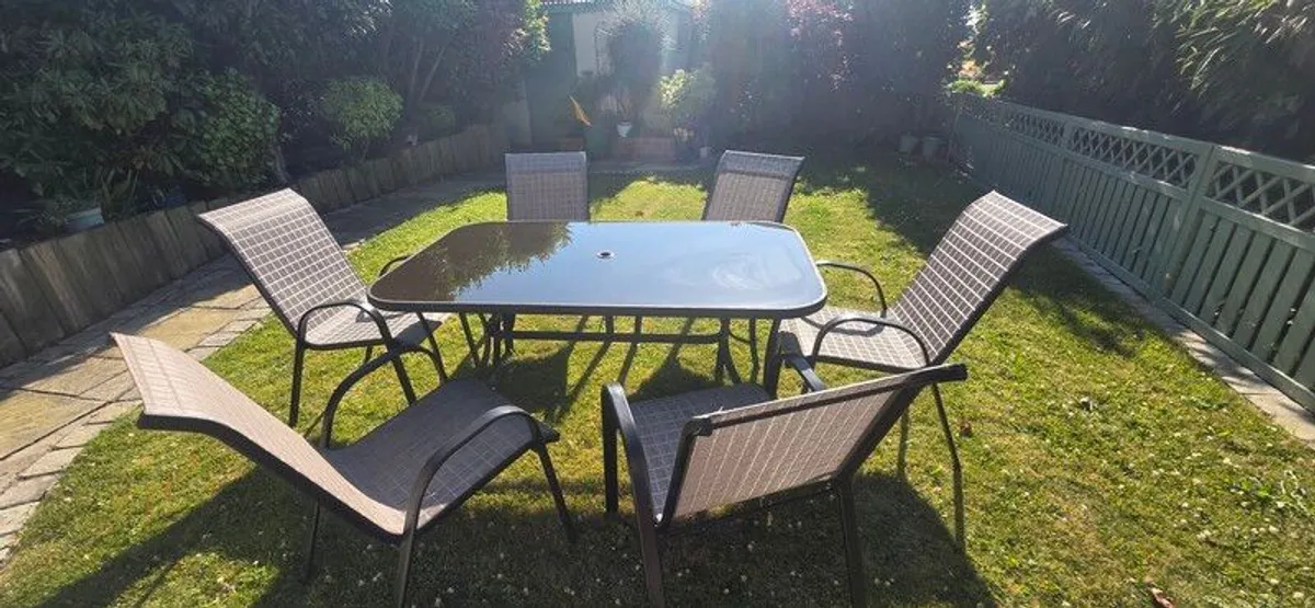 Table and 6 chairs - Image 1