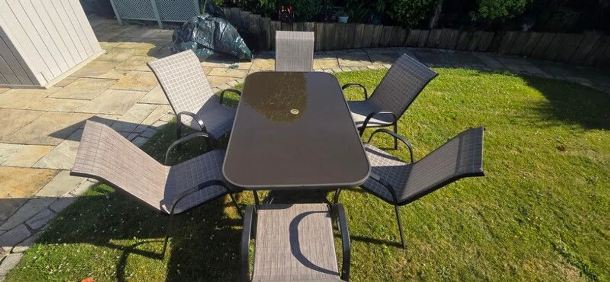 Table and 6 chairs - Image 2