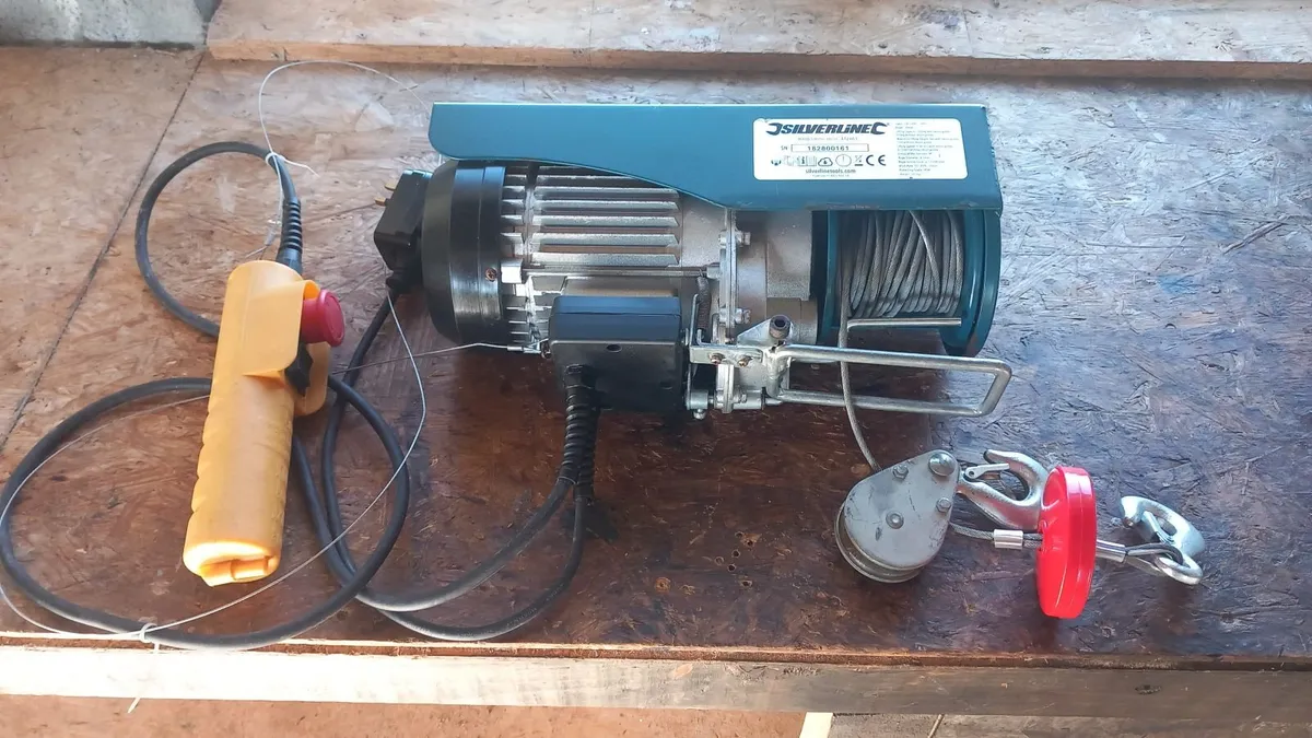 Silverline 900W Electric Hoist - Image 1