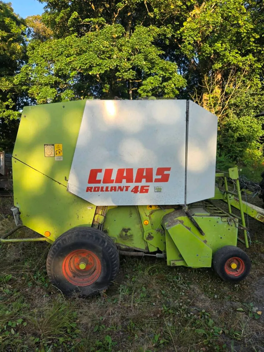 Claas Rollant 46 round baler hedgecutter & trailer - Image 1