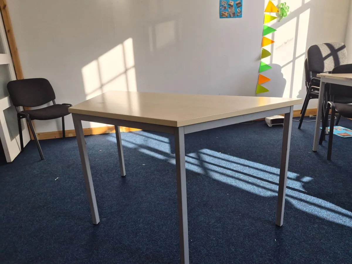 Tables and chairs for education use - Image 2