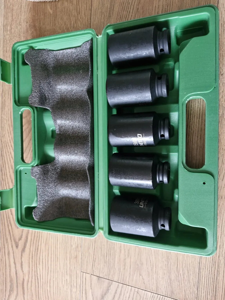 Deep impact socket sets