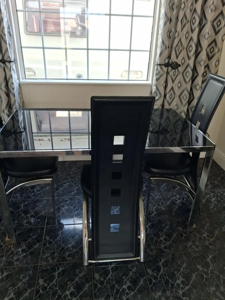 Table and chairs - Image 1