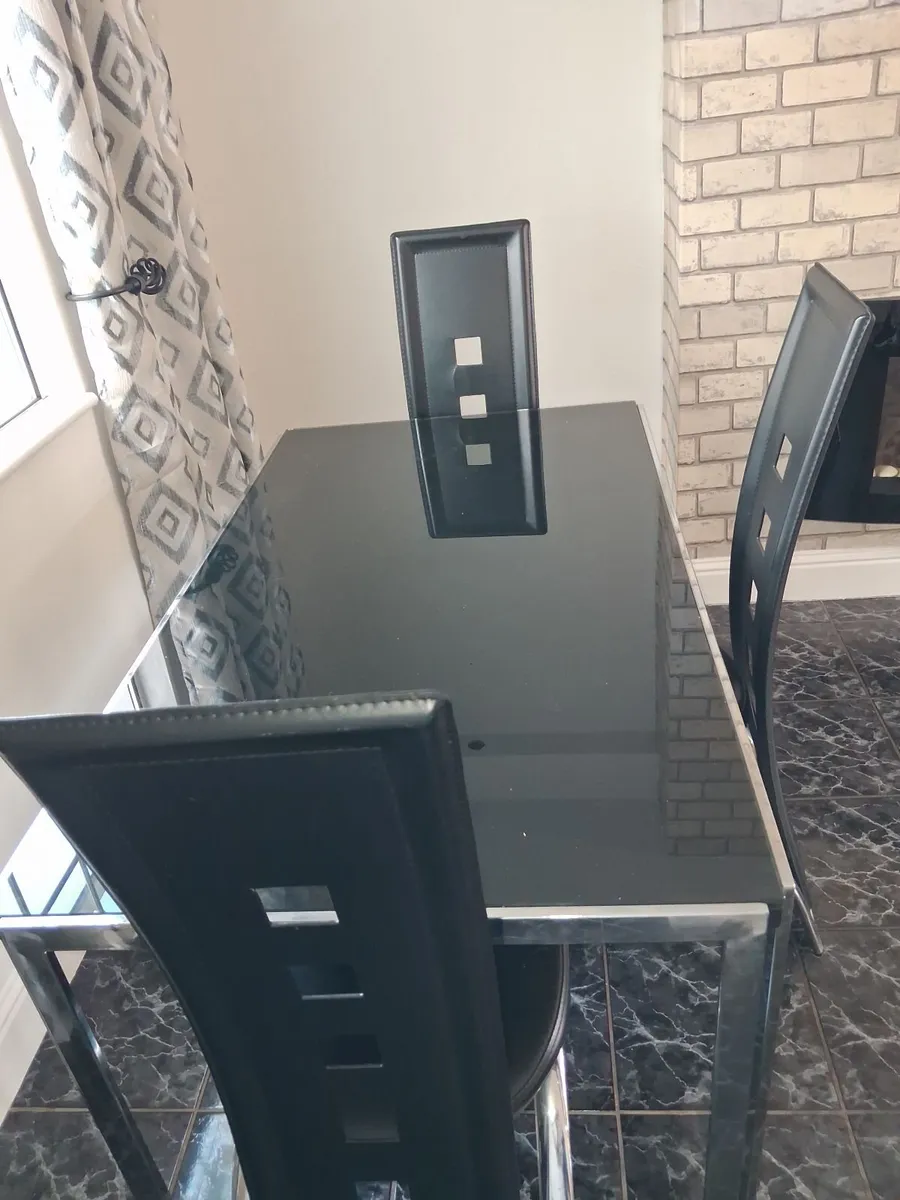 Table and chairs - Image 2