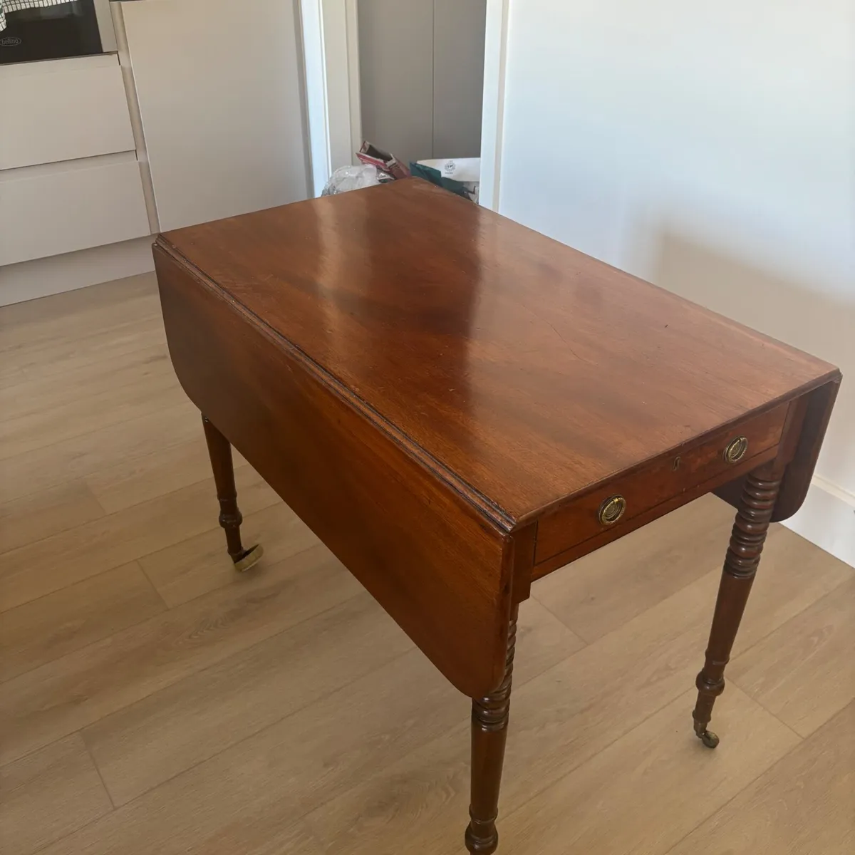 Mahogany dining room table - Image 1