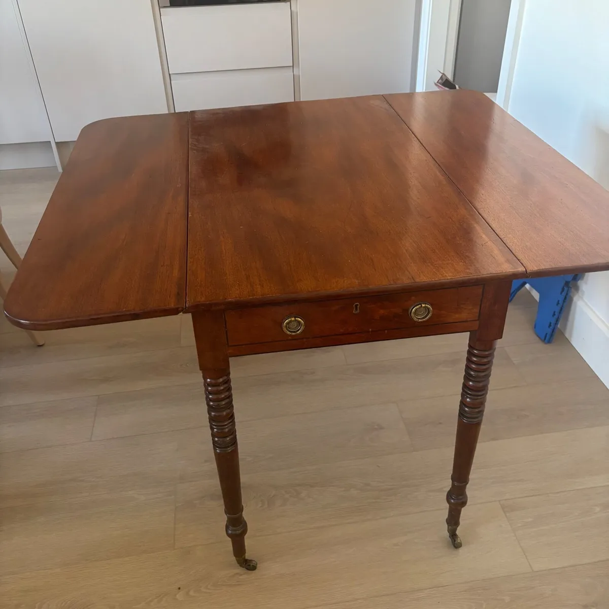 Mahogany dining room table - Image 2